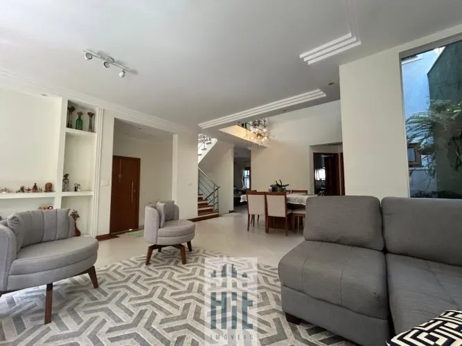 Casa em condomínio fechado com 3 quartos, suíte e 4 vagas