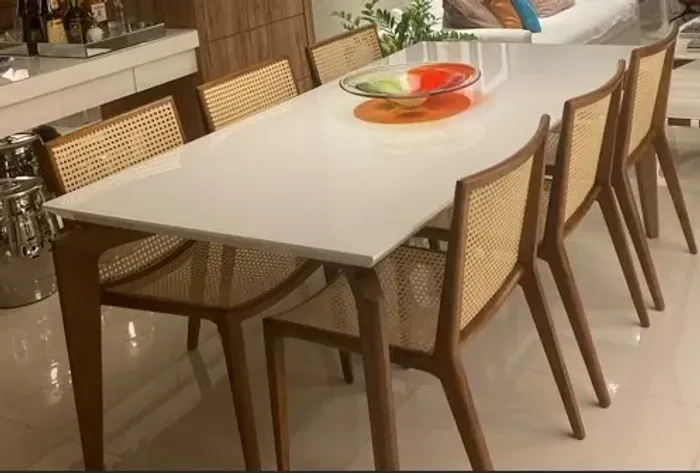 Mesa de jantar assinada por Paulo Sartori, com seis cadeiras assinadas por Tadeu Paisan