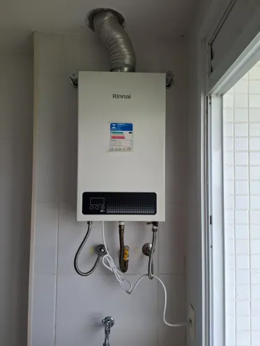 Aquecedor Rinnai GLP com as conexões 