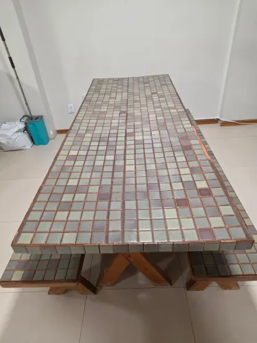 Mesa de mognum revestido de pastilha