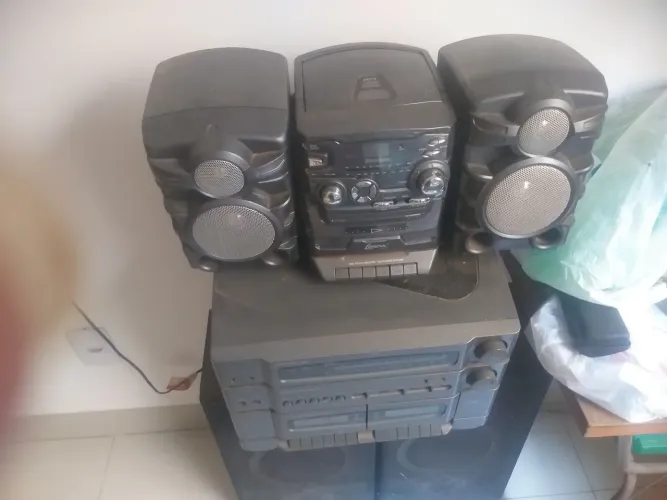 2 aparelhos de som com vinil toca discos toca fita é CDs e DVDs toca tudo