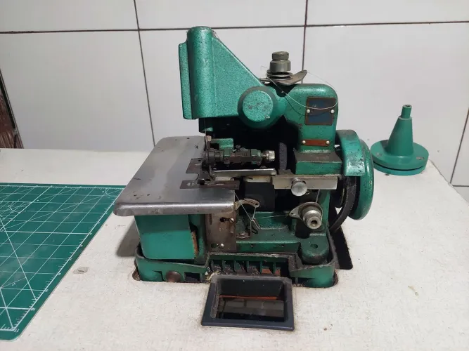Máquina de costura overlock com bancada (chinesinha)