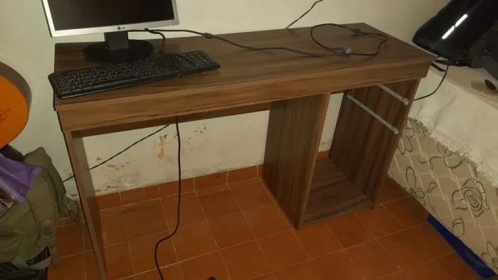 Escrivaninha MDF não tem a gaveta.