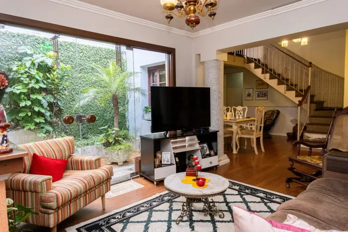 Casa no Centro com 264m², 3 quartos (1 suíte), lareira, jardim de inverno, piscina e churr