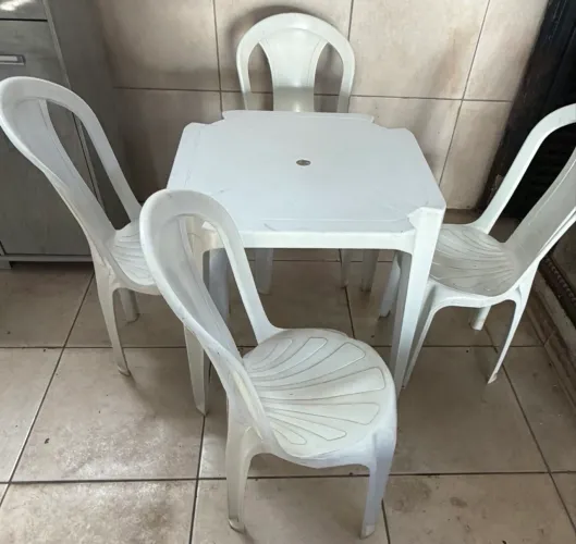 Mesa de plástico com 4 cadeiras usada barata conservada