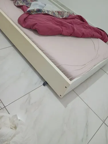 Cama auxiliar solteiro de madeira maciça com rodinhas