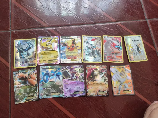 Caixa hoopa + 12 cartas raras + dois bolos de carta 