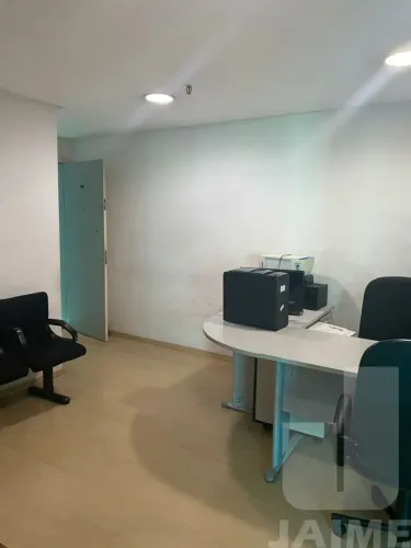 Conjunto amplo dividido em 4 salas, 1 copa e 2 banheiros, ótima localização, prédio com 2 