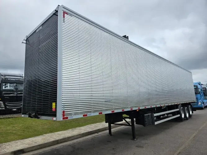 Carreta Baú 3 Eixos Nostra Ano 27 0km 30plts 15.40 x 2.90 Pneu e rodas alumínio