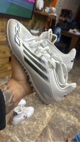 Chuteira adidas society