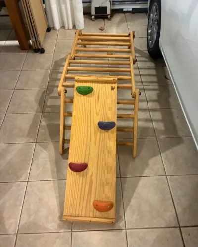 Brinquedo grande de madeira