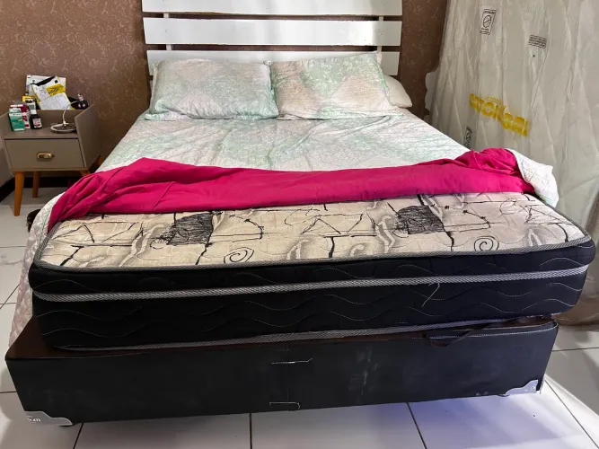 Cama de Casal - Estrutura + Colchão em Ótimo Estado