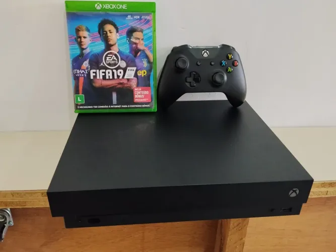 Vende-se Xbox One X 1TB