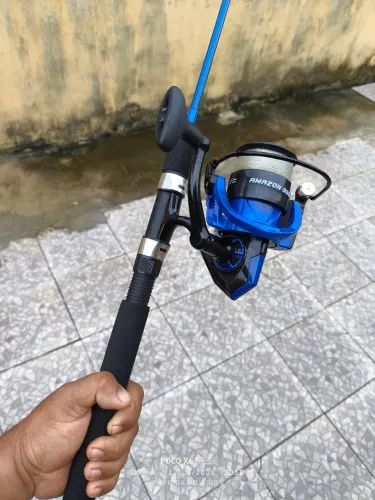 Vara de pesca semi nova completa com 10 iscas artificiais.