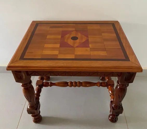 Mesa pequena para enfeite.