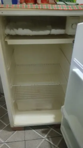 Vendo frigobar semi novo branco consul , gelando muito ?
