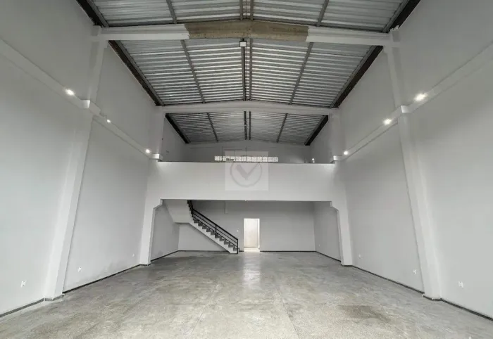 Galpão de Alto Padrão na Barra dos Coqueiros 200 m² com Infraestrutura Completa