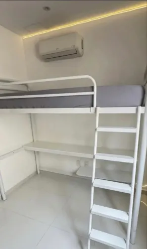 Cama suspensa com escrivaninha Tok&Stok