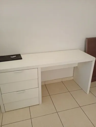 Móvel de computador com gaveta
