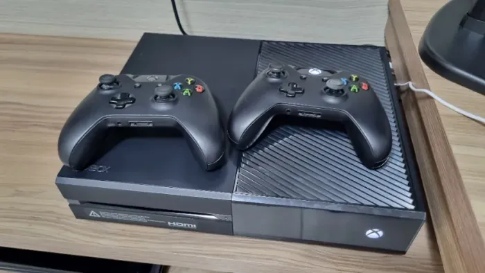 Console Xbox One 1TB + 2 controles + headset Hyperx Cloud Stinger Core Preto