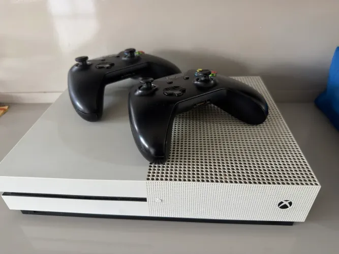 Xbox one S 500 GB + HD externo 500 GB + 2 controles - ZAP : 79-9- *