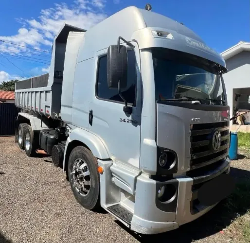 Vw 24250 2011 6x2 caçamba basculante 