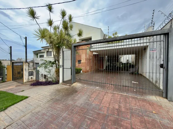Casa à venda em Maringá, Jardim Imperial II, com 4 quartos, com 249.58 m²