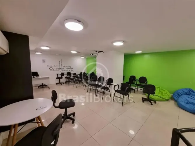 Loja / Salão / Ponto Comercial à venda com 288,00m² e 1 quarto em Del Castilho, Rio de Jan