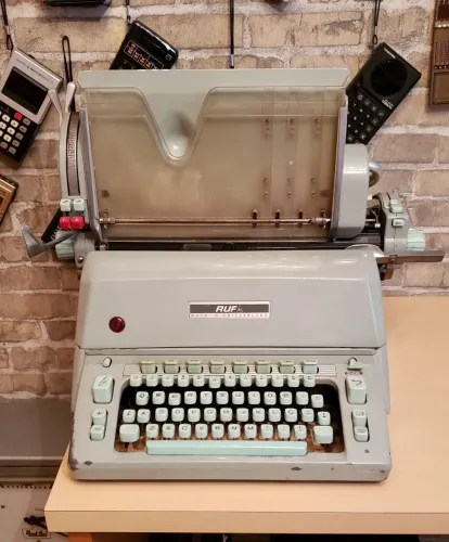 Maquina de Escrever Hermes Ruf Ambassador Intromatic de 1960 Funcionando 