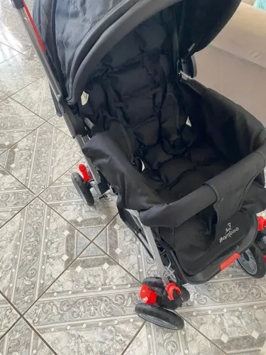 Carrinho de bebê com alça reversível.