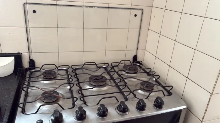 Fogão 5 bocas de inox usado. Um bom estado por 300 reais.