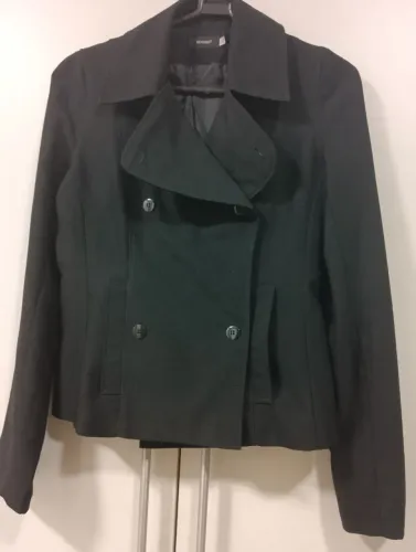 Blazer preto curto 38 com botões e bolsos