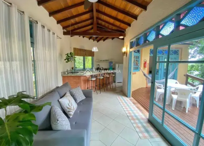CASA EM MEIO A NATUREZA