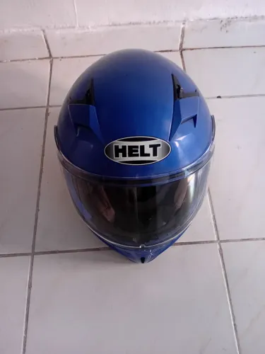 CAPACETE HELT SEMI NOVA POUCO USADO SEM MARCA DE USO PRA PESSOAS DE BOM GOSTO TAMANHO 58..