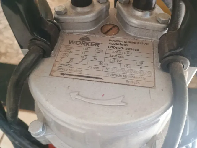 Vende se uma bomba de água
