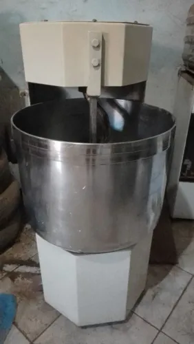 Kit masseira, cilindro, modeladora e armário de pães.