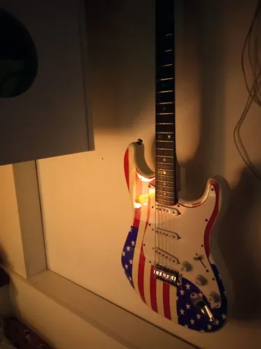 Guitarra Eagle Stratocaster e pedaleira