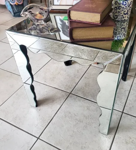 Mesa espelhada altura mediana com vidro bisotê