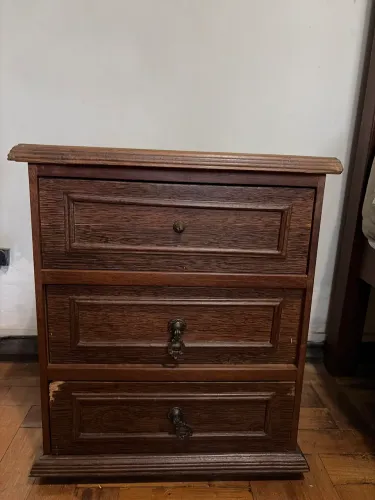 Criado mudo de madeira 