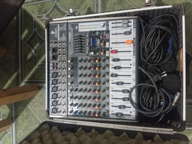 Mesa de som Bheringer conservadissima com case