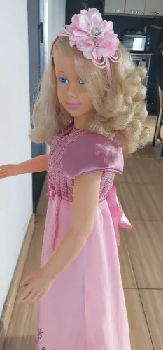 Boneca antiga tem 1 metro de altura, uma raridade dos anos 90, está linda e bem conservada