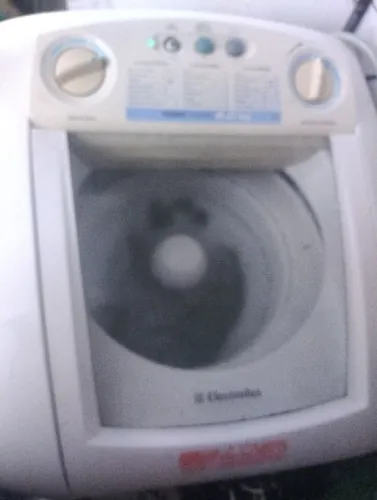 Vendo uma máquina de lavar usada 8kilo Electrolux só Pix não entregarmos buscar sono pix