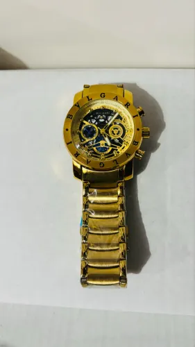 Relógio de luxo dourado fundo de vidro
