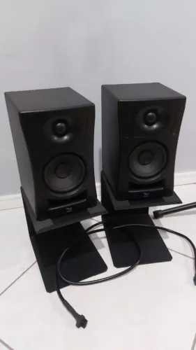 Par de Monitores Kali Audio LP UNF