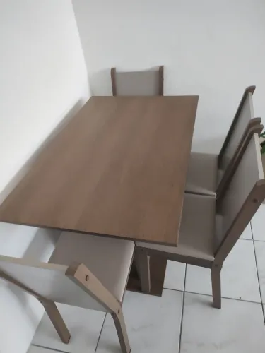 MESA COM 4 CADEIRAS