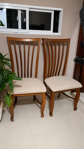 2 cadeiras madeira! Compradas na Jacauna 