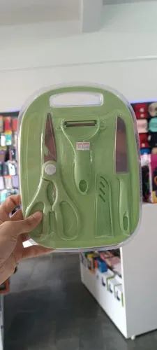 Kit de Cozinha 4 Peças com Tábua de Corte, Faca, Descascador e Tesoura Multiuso