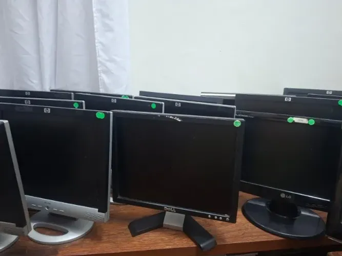 Lote 25 monitores de 15,6"