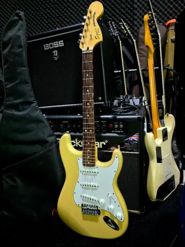 Squier By Fender Stratocaster Vintage Modified 70s Vintage /ñ Gibson epiphone prs ibanez