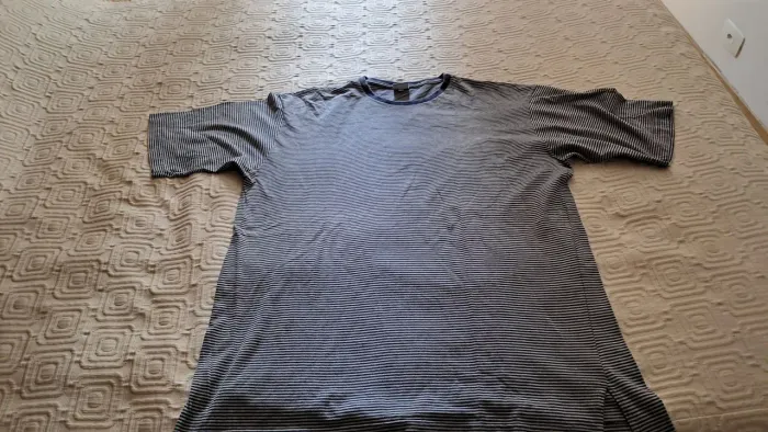 Linda camisa listrada da grife VR tam.gg em dinheiro
